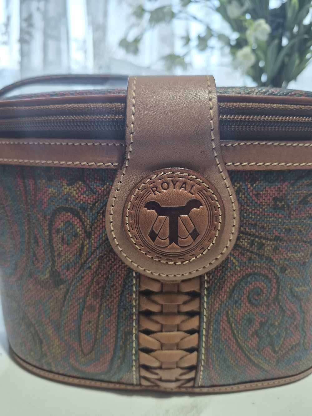 Vintage Royal Classic Train Case – Two-Tone Black & Cognac Brown Cosmetic - Picture 2 of 5